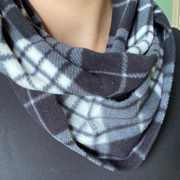 Black and White Quilted-Pattern Scarf - Picture 1 of 3